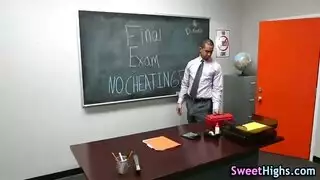 نيك طالب جميل يسرق المعلم ويمنحها جنسها في المدرسة HD