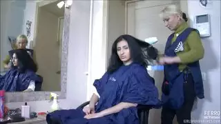 مشهد تصفيف الشعر بين سيدتين