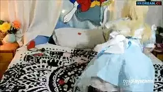 أليس نيلسون تستعرض نظارتها وجملها