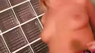 شقراء جميلة في عرض كام