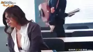 الاستاذ يجبر التميذة ان ينكها