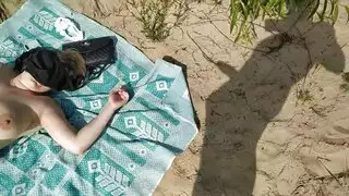 تتفاجأ كريول على الشاطئ بقضيب كبير جدًا
