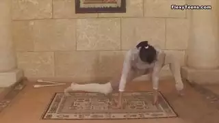 فتاة الجسم الطبيعي تفعل الجمباز