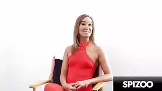 المرأة الجميلة لديها موهبة كبيرة لصنع الحب