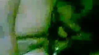 عميل مثير يحصل على البضائع المنزلية المنزل وفي الزجاج