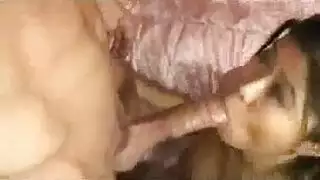مثير الآسيوية وقحة مص على الديك الثابت كبيرة