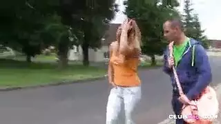 أحمر الشعر لطيف في تنورة يحصل على بعض في شاعر المليون
