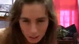 نحيل فرخ شاب يرتدي