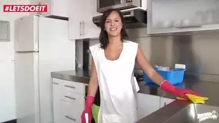 هذه لاتينا ينظف المنزل الفارغ
