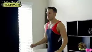 الاخ الممحون ينيك اخته وزميلتها في فريق المشجعات