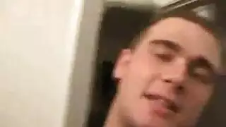 الرجال العجوز يتعاملون مع الفواق في الأحمق الضيق