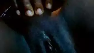 فتاة نحيفة جديدة شرائط قبالة سراويلها البيضاء