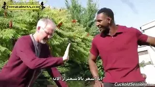 الزوج العجوز الديوث يستأجر فحل زنجي لينيك زوجته