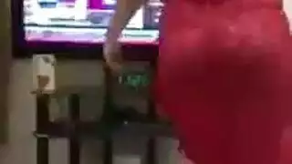 شاب أجنبي ديوث يصور امه وينيكها – نيك محارم مترجم