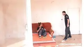 زوجته هي المنزل ويذهب إلى الكلبة الجميلة