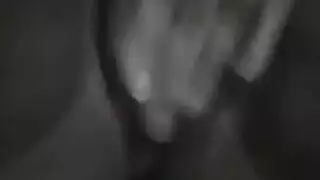 شرموطة مصرية بتلعب في كسها