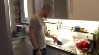 شغالة عربية ينيكها صاحب المنزل الاجنبي سااااخن