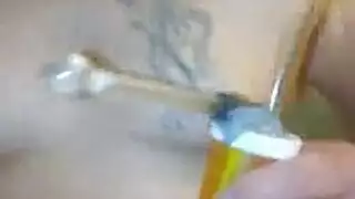 امرأة سمراء قرنية الحصول على تقويمها الجولة مشدود