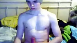 رجل مثلي الجنس قرنية يأخذ الديك من جينزه الرطب
