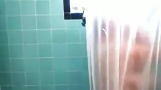 المرأة العارية على وشك البدء في الغش على زوجها مع رجل من مكتبها.