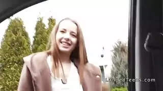 مراهق يمصني في السيارة بينما السيارة متوقفة