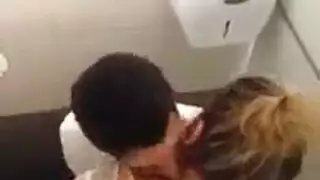 الهيمنة الحمام المرأة تذهب تهتز وهبوطا.