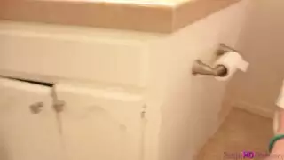 يتم تقديم الفتاة الرائعة لرجل ناضج