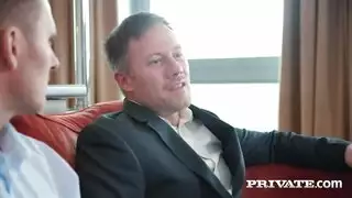 اثنين من الأصدقاء الذكور يزورون هذه العاهرة سمراء
