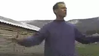 بنته ترضع زبه في الاسطبل و يحاول ان يقذف في شفتيها