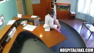 أشقر ساخن مارس الجنس بينما هو cums في ديكي.