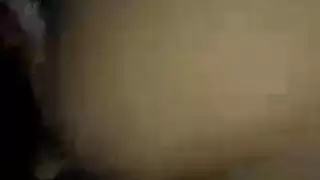 يعتني الرجل بالسجائر