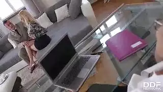 شقراء وامرأة سمراء يمارسون الجنس في ثلاثة مع رجل متزوج