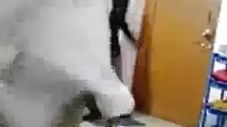 حار جامعة شقراء وقحة مارس الجنس من الخلف.