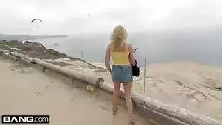 سيطرت حمام السباحة الصوفيا لوكس مع الثدي الطبيعي.