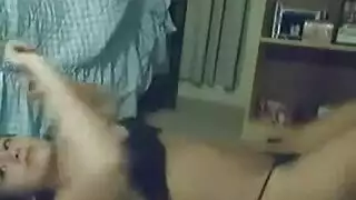 تورتة مرحة تمتص الديك الشاب الكبير وركوبها بعمق.