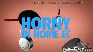 صوفي رايان تئن بينما حبيبها يحفر كسها المحلوق ، كما لم يحدث من قبل