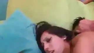 ضجيج في سن المراهقة الساخنة مع الشعر الأسود