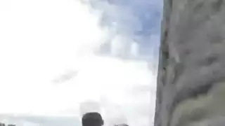 شاعر المليون أثناء سخيف لها في مكان عام