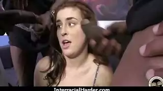 المرأة ذات الصدور الكبيرة تريد أن تلد كسك