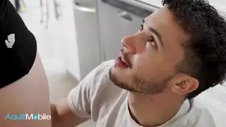 أم مثيرة ومشاكسة مع إبن زوجها يمص ويلعب ب بزازها - سكس مترجم