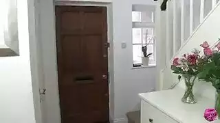 زوجان ناضجان وشبان يستخدمان ثقب المجد