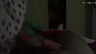يظهر مفلس الآسيوية وقحة شفتيها كس نسبي كبير