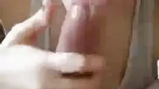 عشيقه المنيوكة تمص زب حبيبها وهو يصورها