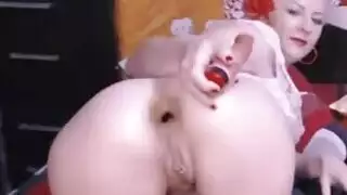 امرأة سمراء مفلس تبين ثديها كس قبل الغداء.