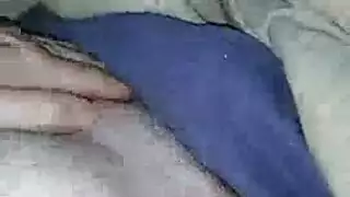 فتاة لطيفة تلعب من قبل اثنين من الأطفال المشاغب