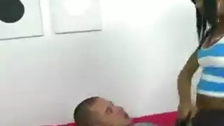 يتم نشر امرأة شقراء عارية من الخلف، بينما تحصل على تدليك، فقط للمتعة.