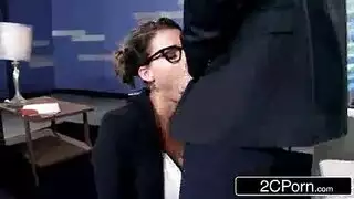 ضع وجهها على الحائط ويمارس الجنس معها كثيرًا في المهبل