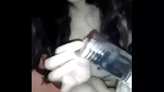 التمسك زجاجة بيرة في الحمار