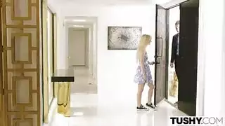 انه يدفع لها الحلمة بينها