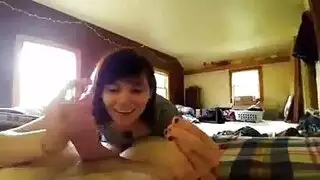 زوجين شابين يستمتعون بحفل جنسي بالغ.